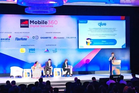 CCO Qlue Maya Arvini sedang memberikan penjelasan mengenai Qlue di hadapan peserta GSMA Mobile 360 Kuala Lumpur - Digital Societies