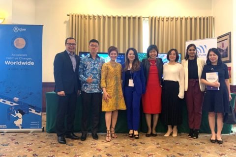 Direktur Marketing and Operations Microsoft Vietnam Lucky Gani, Government Relations Qlue, Anthony Marwan, Chief Commercial Officer Qlue Maya Arvini, Partner dan Public Sector Manager Microsoft Asia Pacific, Sherie Ng, bersama tim Microsoft Vietnam dan partner.