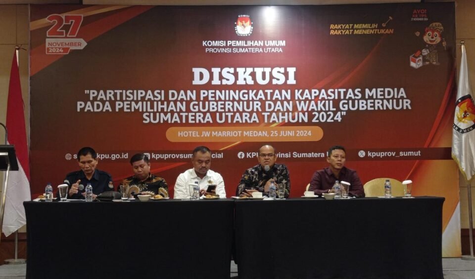 Ketua KPU Sumut Agus Arifin bersama Komisioner KPU Sumut dan Ketua PWI Sumut saat diskusi dengan para jurnalis.